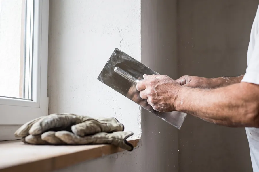 Das erfahrene Stuckateur-Team von KU-THERM bei der Arbeit in Solingen